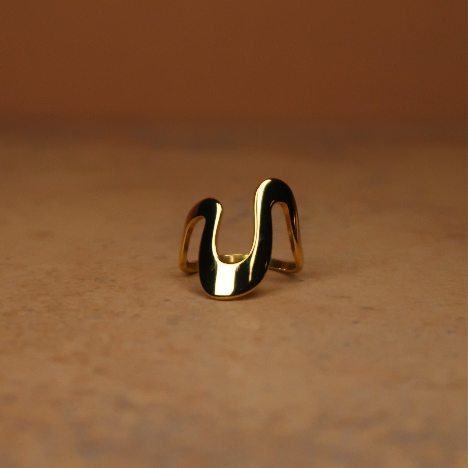 Lucy - Minimalist Gold Wave Ring