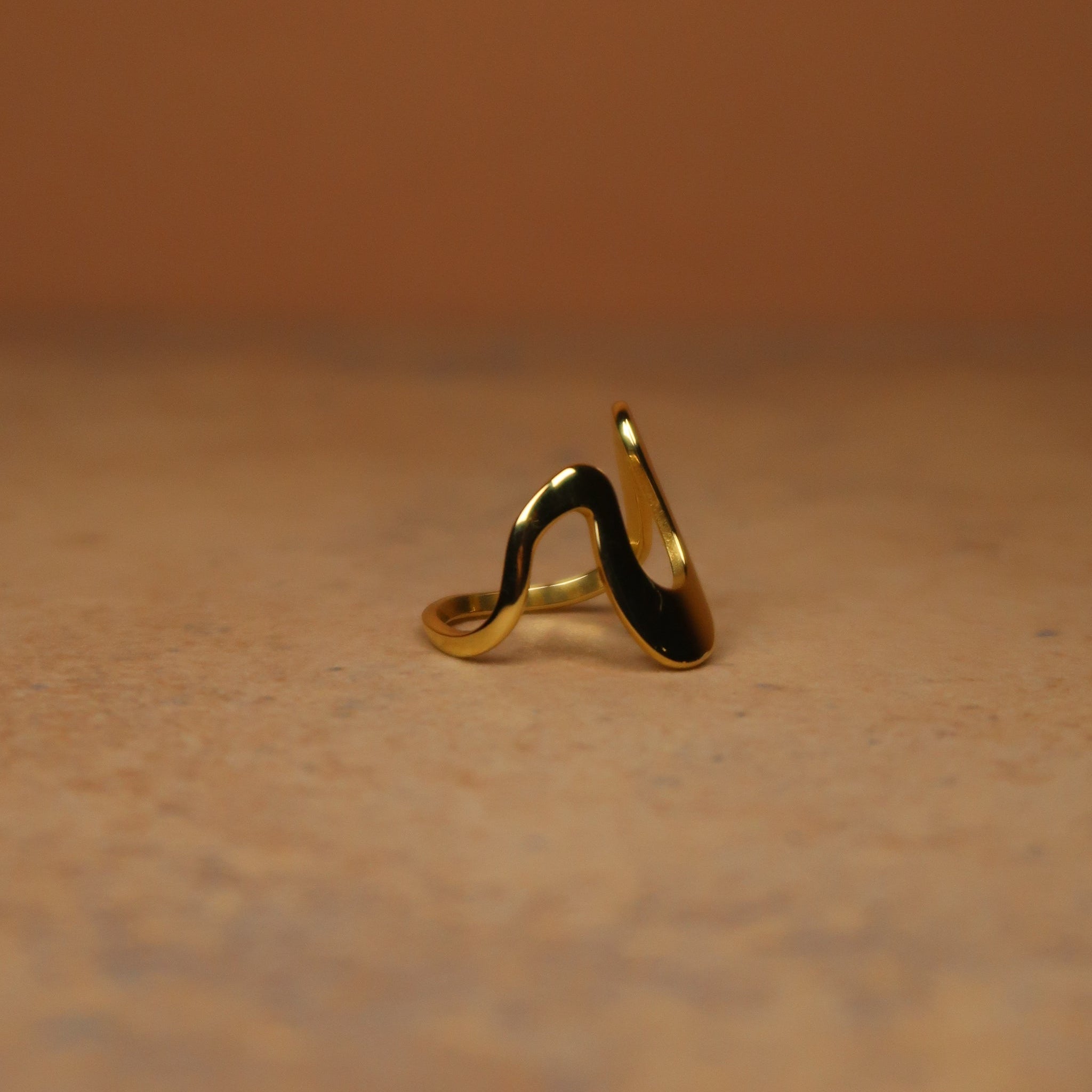 Lucy - Minimalist Gold Wave Ring